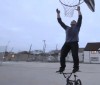 Tim Knoll je virtuóz jízdy na kole. Tohle doma radši nezkoušejte… #Video