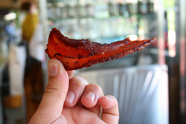 Opečená slanina ve tvaru loga Nike