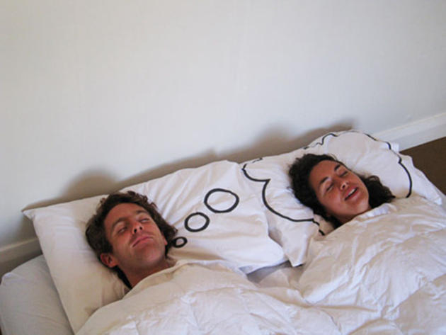 Pár, spící na polštářích | Zdroj: iliketowastemytime.com