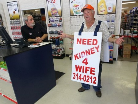 Manžel se pokoušel sehnat ledvinu pro svou manželku na ulici